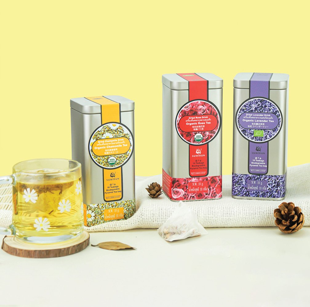 กล่องบรรจุชาสมุนไพรออร์แกนิก 3 รสชาติ ได้แก่ ชาคาโมมายล์ ชากุหลาบ และชาลาเวนเดอร์