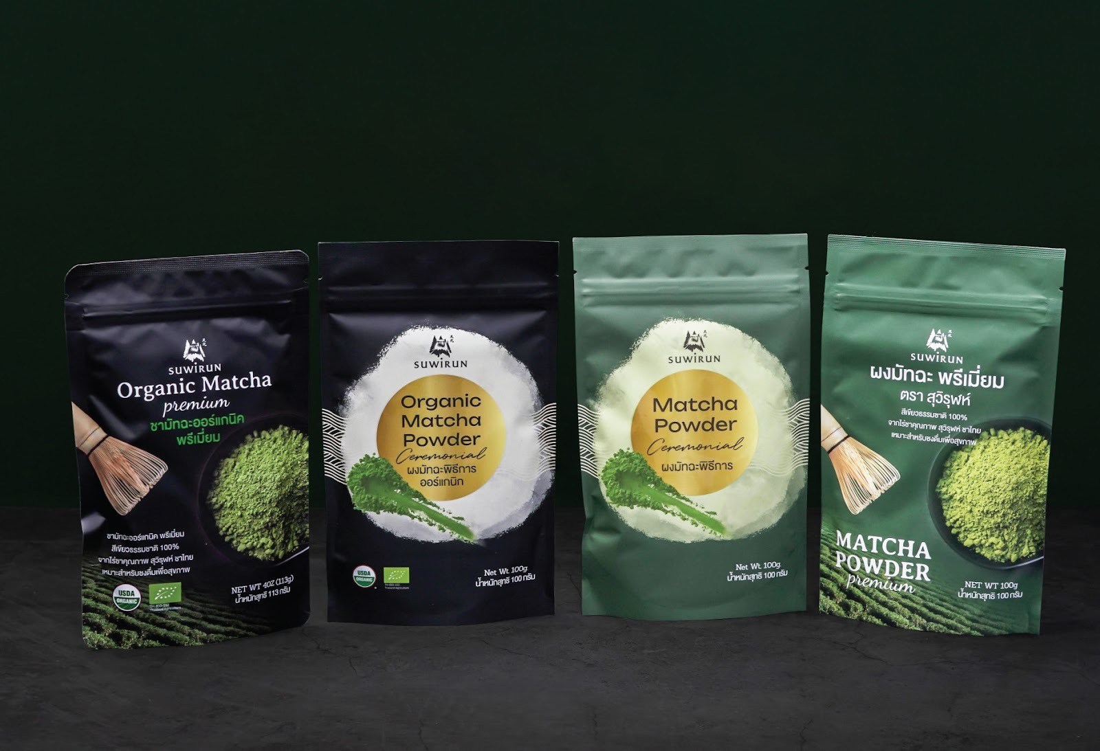 ผงชาเขียวมัทฉะในถ้วยเซรามิก